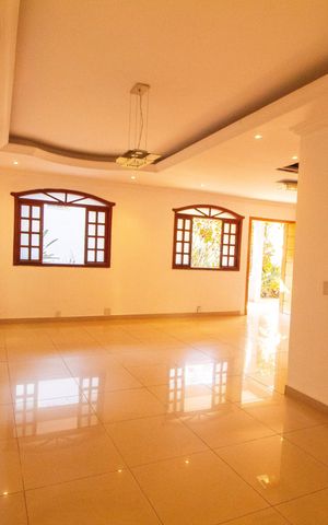 Casa à venda com 330m², 5 quartos e 3 vagas Casa à venda com 330m², 5 quartos e 3 vagasSala