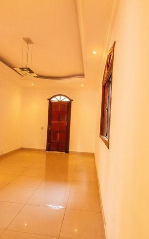Casa à venda com 330m², 5 quartos e 3 vagas Casa à venda com 330m², 5 quartos e 3 vagasSala