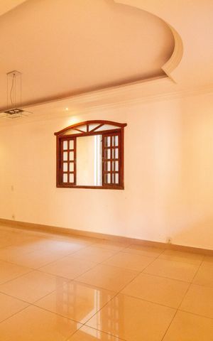 Casa à venda com 330m², 5 quartos e 3 vagas Casa à venda com 330m², 5 quartos e 3 vagasSala