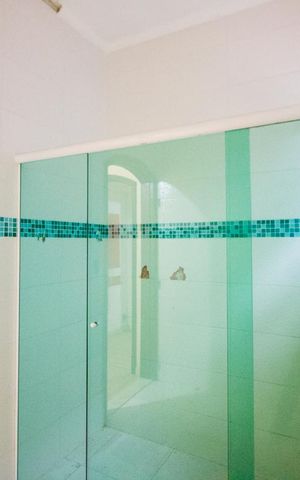 Casa à venda com 320m², 2 quartos e 2 vagas Casa à venda com 320m², 2 quartos e 2 vagasBanheiro