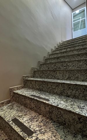 Apartamento à venda com 76m², 2 quartos e 1 vaga Apartamento à venda com 76m², 2 quartos e 1 vagaEscada