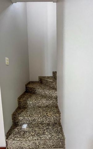 Casa de condomínio para alugar com 232m², 3 quartos e 3 vagas Casa de condomínio para alugar com 232m², 3 quartos e 3 vagasEscada