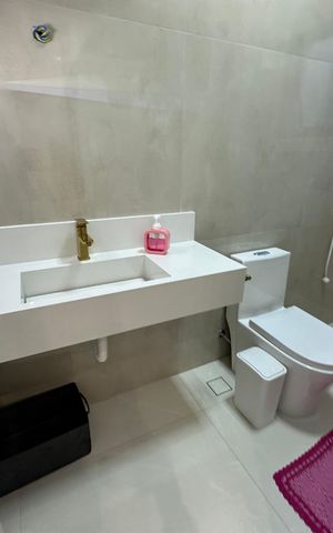 Casa de condomínio à venda com 196m², 3 quartos e 4 vagas Casa de condomínio à venda com 196m², 3 quartos e 4 vagasBanheiro da Suíte 2