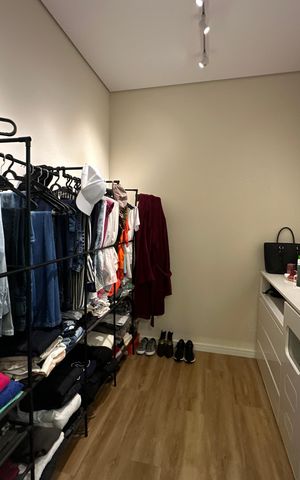 Casa de condomínio à venda com 196m², 3 quartos e 4 vagas Casa de condomínio à venda com 196m², 3 quartos e 4 vagasCloset da suíte 3