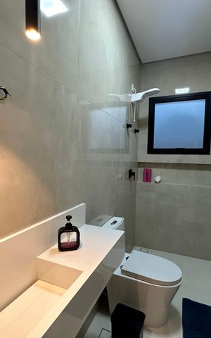 Casa de condomínio à venda com 196m², 3 quartos e 4 vagas Casa de condomínio à venda com 196m², 3 quartos e 4 vagasBanheiro da Suíte 1