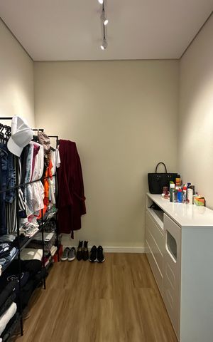Casa de condomínio à venda com 196m², 3 quartos e 4 vagas Casa de condomínio à venda com 196m², 3 quartos e 4 vagasCloset da suíte 3