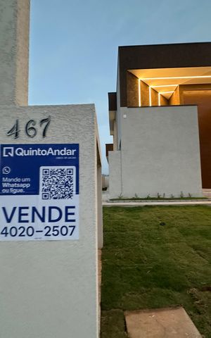 Casa de condomínio à venda com 196m², 3 quartos e 4 vagas Casa de condomínio à venda com 196m², 3 quartos e 4 vagasFachada