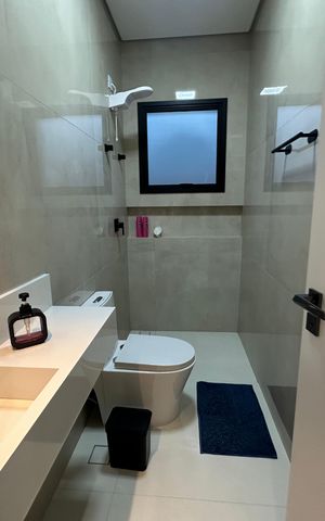 Casa de condomínio à venda com 196m², 3 quartos e 4 vagas Casa de condomínio à venda com 196m², 3 quartos e 4 vagasBanheiro da Suíte 1