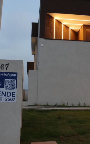 Casa de condomínio à venda com 196m², 3 quartos e 4 vagas Casa de condomínio à venda com 196m², 3 quartos e 4 vagasFachada
