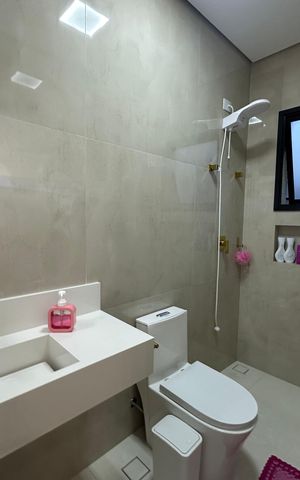 Casa de condomínio à venda com 196m², 3 quartos e 4 vagas Casa de condomínio à venda com 196m², 3 quartos e 4 vagasBanheiro da Suíte 2