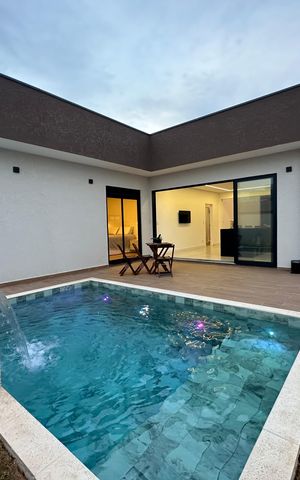 Casa de condomínio à venda com 196m², 3 quartos e 4 vagas Casa de condomínio à venda com 196m², 3 quartos e 4 vagasPiscina