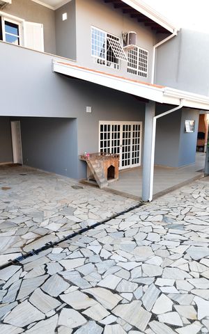 Casa à venda com 240m², 3 quartos e 4 vagasGaragem