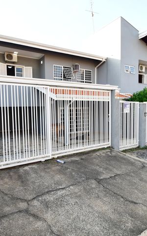 Casa à venda com 240m², 3 quartos e 4 vagasFachada / Placa