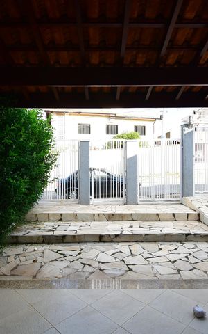 Casa à venda com 240m², 3 quartos e 4 vagasSala - Vista