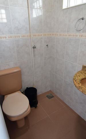 Casa à venda com 240m², 3 quartos e 4 vagasBanheiro de serviço