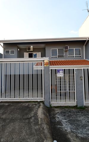 Casa à venda com 240m², 3 quartos e 4 vagasFachada / Placa