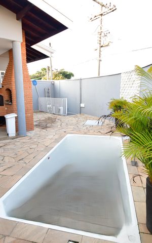 Casa à venda com 240m², 3 quartos e 4 vagasPiscina