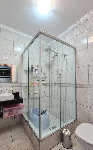 Casa à venda com 200m², 3 quartos e 2 vagas Casa à venda com 200m², 3 quartos e 2 vagasBanheiro Social