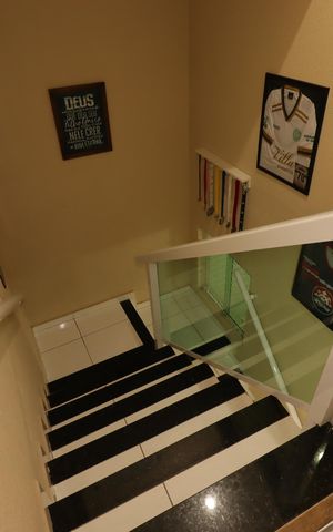 Casa à venda com 1000m², 4 quartos e 2 vagasEscada