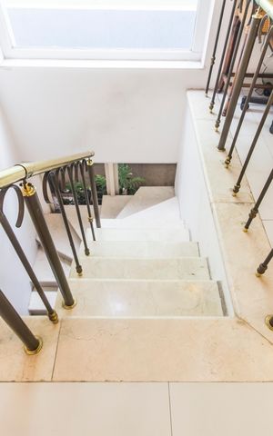 Casa de condomínio à venda com 208m², 3 quartos e 2 vagas Casa de condomínio à venda com 208m², 3 quartos e 2 vagasEscada