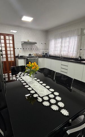 Casa à venda com 280m², 3 quartos e 4 vagas Casa à venda com 280m², 3 quartos e 4 vagasCozinha