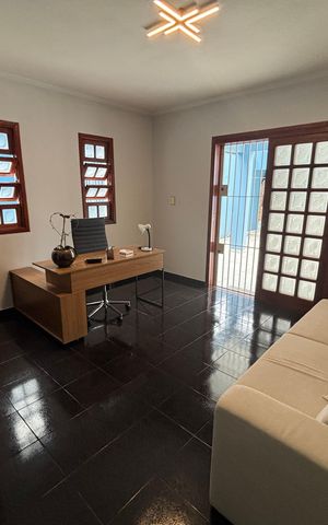 Casa à venda com 280m², 3 quartos e 4 vagas Casa à venda com 280m², 3 quartos e 4 vagasEscritório