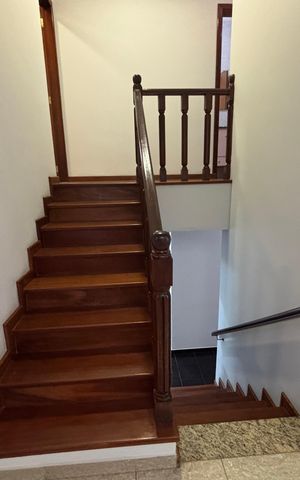 Casa à venda com 280m², 3 quartos e 4 vagas Casa à venda com 280m², 3 quartos e 4 vagasEscada