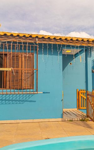 Casa à venda com 90m², 2 quartos e 2 vagas Casa à venda com 90m², 2 quartos e 2 vagasFachada