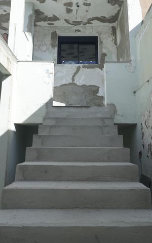 Casa à venda com 160m², 3 quartos e 2 vagasEscada de Entrada