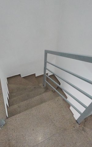 Casa para alugar com 350m², 3 quartos e 9 vagasEscada