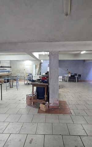 Casa à venda com 295m², 4 quartos e 7 vagas Casa à venda com 295m², 4 quartos e 7 vagasGaragem Fundos