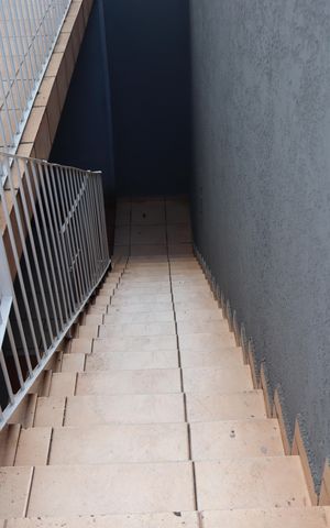 Casa à venda com 295m², 4 quartos e 7 vagasEscada acesso a garagem fundos 