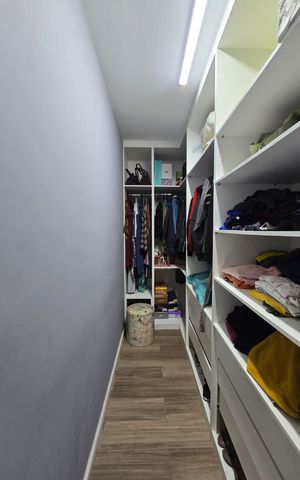 Casa à venda com 295m², 4 quartos e 7 vagas Casa à venda com 295m², 4 quartos e 7 vagasCloset da suíte
