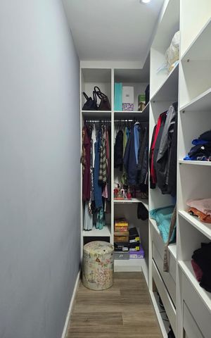Casa à venda com 295m², 4 quartos e 7 vagas Casa à venda com 295m², 4 quartos e 7 vagasCloset da suíte