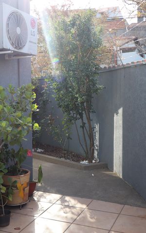 Casa à venda com 295m², 4 quartos e 7 vagasCorredor acesso a Garagem da frente entrada principal 