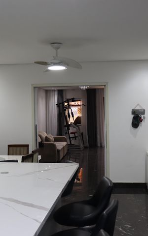 Casa à venda com 295m², 4 quartos e 7 vagasCozinha 