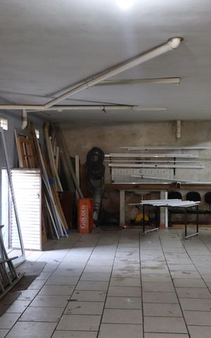 Casa à venda com 295m², 4 quartos e 7 vagasGaragem Fundos 