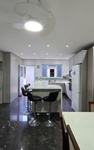 Casa à venda com 295m², 4 quartos e 7 vagas Casa à venda com 295m², 4 quartos e 7 vagasCozinha