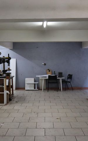 Casa à venda com 295m², 4 quartos e 7 vagasGaragem Fundos 
