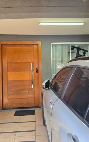 Casa à venda com 295m², 4 quartos e 7 vagas Casa à venda com 295m², 4 quartos e 7 vagasGaragem Frente