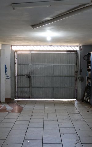 Casa à venda com 295m², 4 quartos e 7 vagasGaragem Fundos 