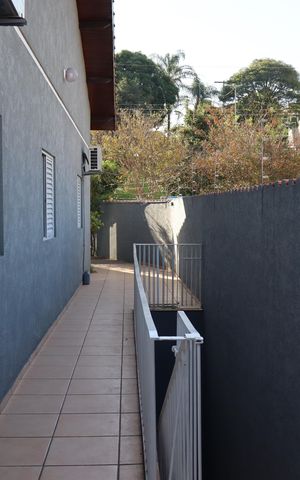 Casa à venda com 295m², 4 quartos e 7 vagasCorredor acesso a Garagem da frente entrada principal 