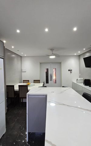 Casa à venda com 295m², 4 quartos e 7 vagas Casa à venda com 295m², 4 quartos e 7 vagasCozinha