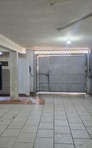 Casa à venda com 295m², 4 quartos e 7 vagas Casa à venda com 295m², 4 quartos e 7 vagasGaragem Fundos