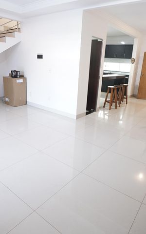 Casa à venda com 136m², 3 quartos e 2 vagas Casa à venda com 136m², 3 quartos e 2 vagasSala