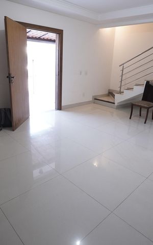 Casa à venda com 136m², 3 quartos e 2 vagas Casa à venda com 136m², 3 quartos e 2 vagasSala