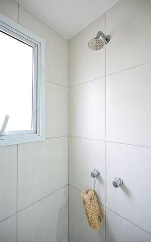 Apartamento à venda com 82m², 2 quartos e 2 vagasChuveiro do Banheiro da Suíte 1