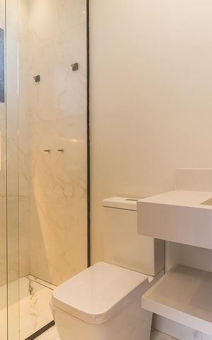 Casa de condomínio para alugar com 260m², 3 quartos e 5 vagas Casa de condomínio para alugar com 260m², 3 quartos e 5 vagasBanheiro da Suíte 2