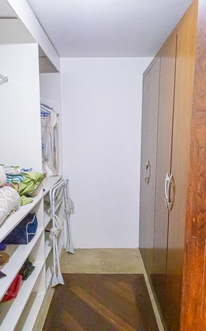 Casa à venda com 500m², 5 quartos e 7 vagas Casa à venda com 500m², 5 quartos e 7 vagasCloset
