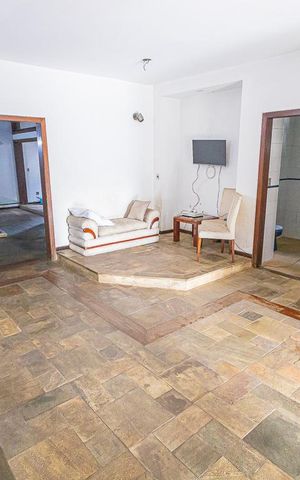 Casa à venda com 500m², 5 quartos e 7 vagas Casa à venda com 500m², 5 quartos e 7 vagasSala